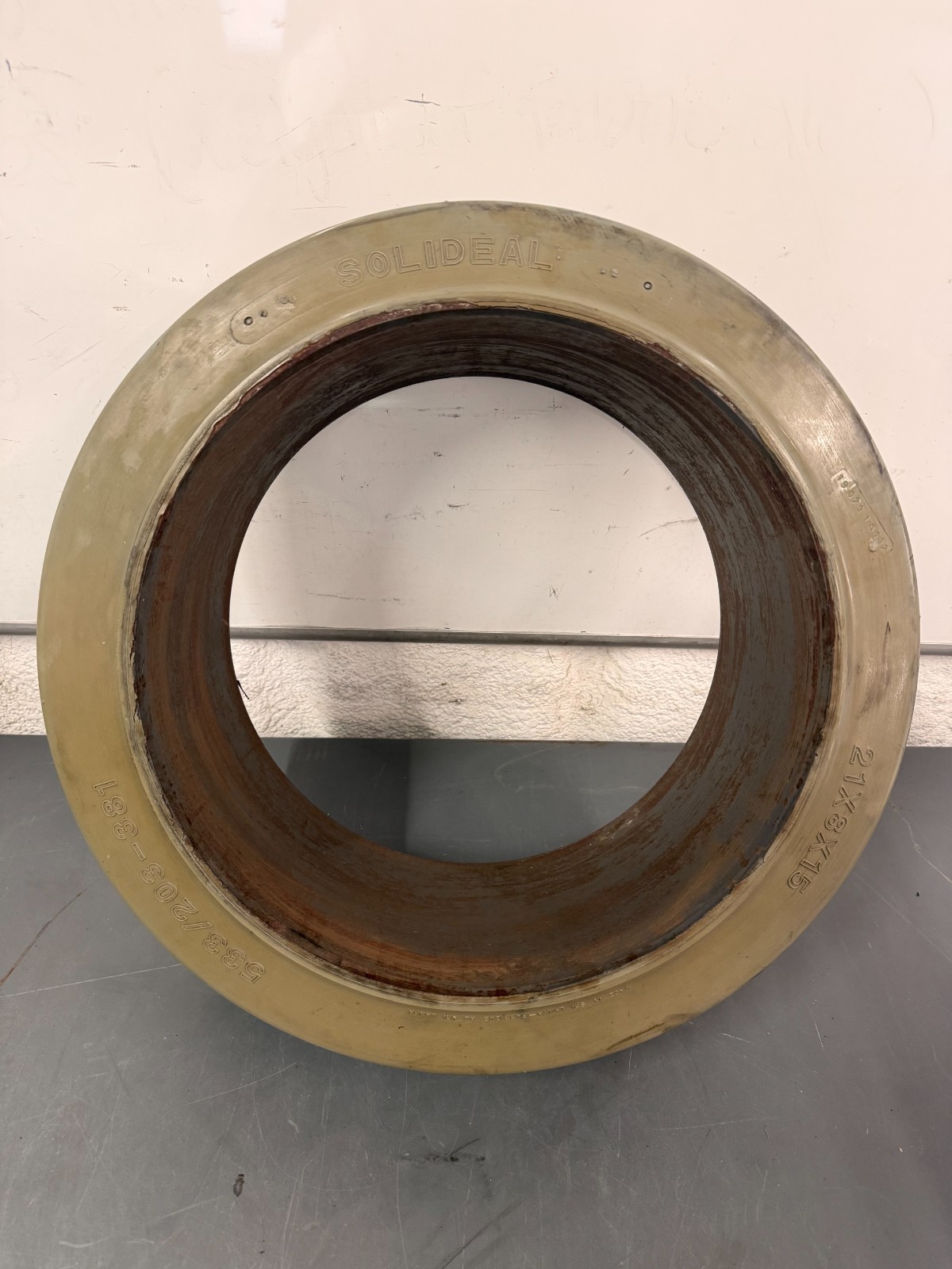 Solideal Smooth Press-On Solid 21 X 8 X 15 (21x8-15) (533/203-381) Forklift Tire
