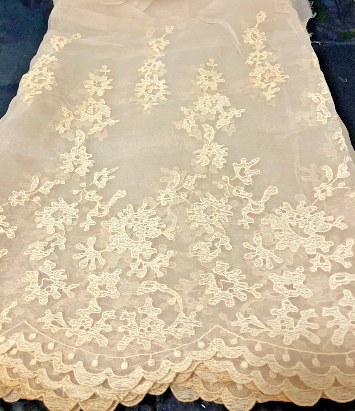 VTG.UNIQUE FABRIC REMNANT-3 YDS.X 20\