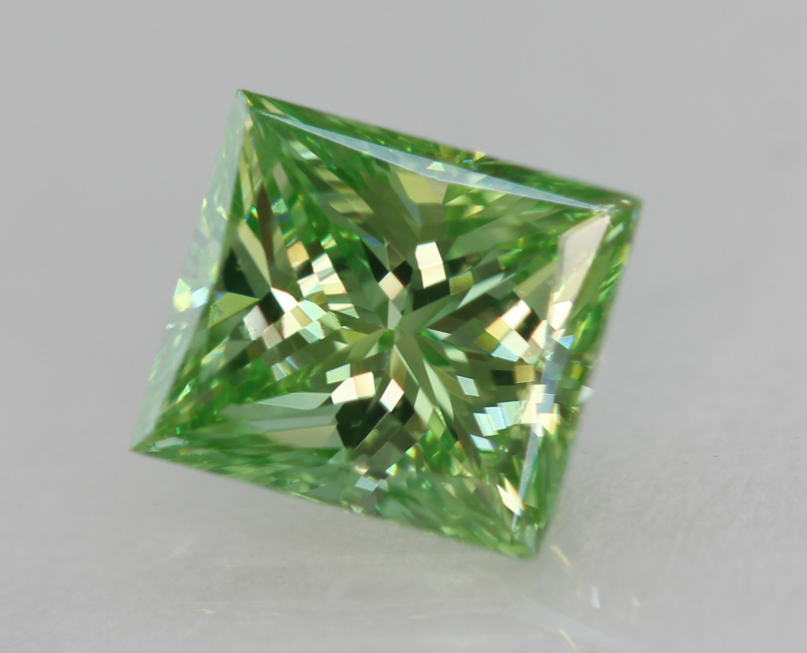 Cert 0.71 Carat Vivid Green VVS1 Princess Natural Enhanced Diamond 5.39x4.74mm