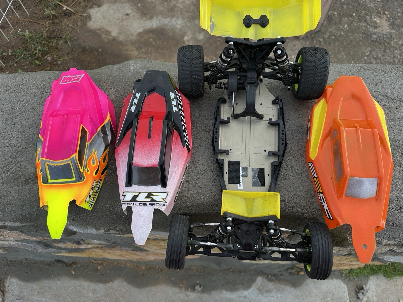 L22-9704 Team Losi TLR 22 DC 5.0 Elite 1/10 Buggy Roller + Three Bodies Extras