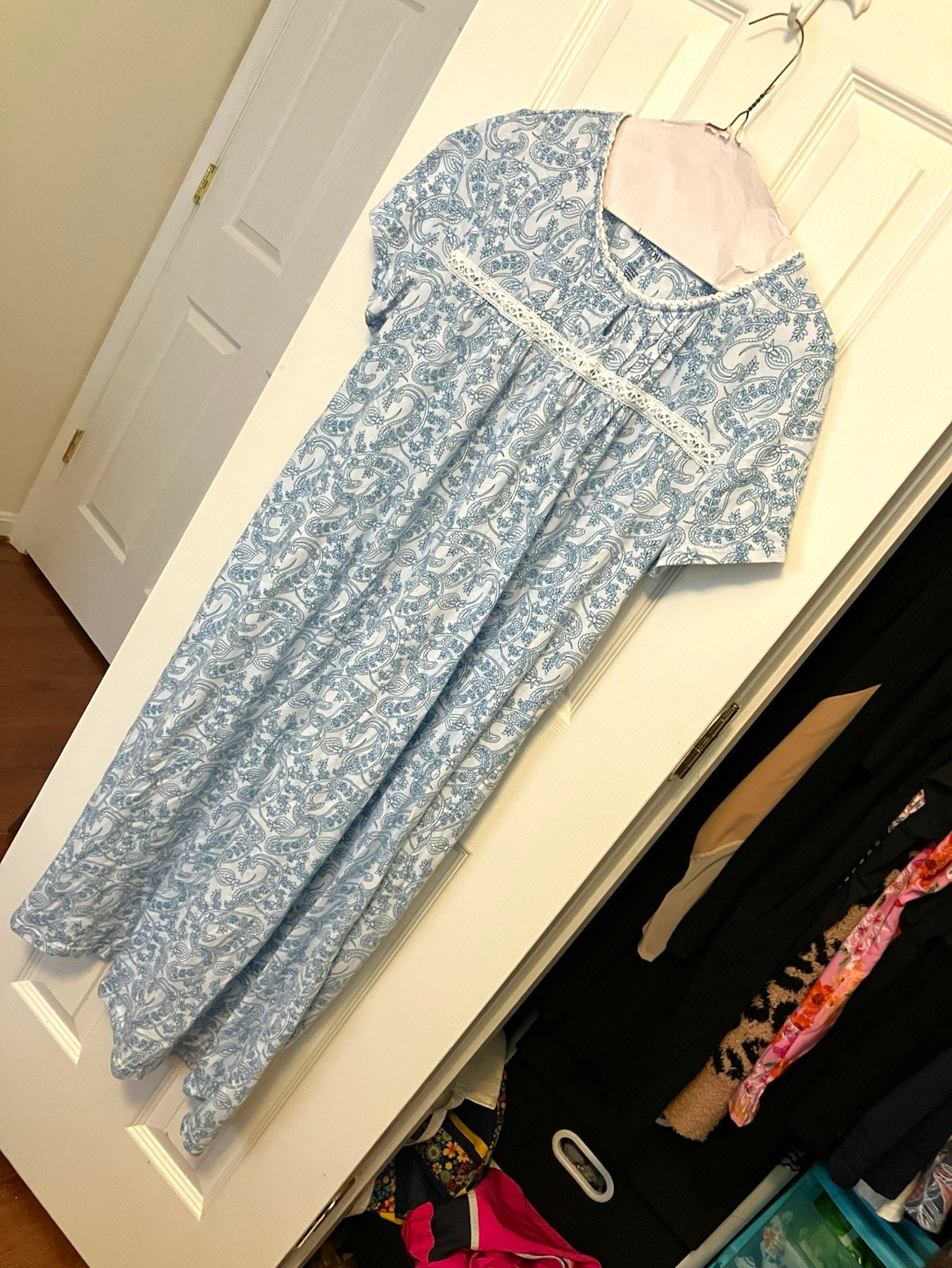 Croft and Barrow Women’s Blue/White Paisley Short Sleeve Lace Trim NightGown Croft and Barrow Women’s Blue/White Paisley Short Sleeve Lace Trim NightGown
