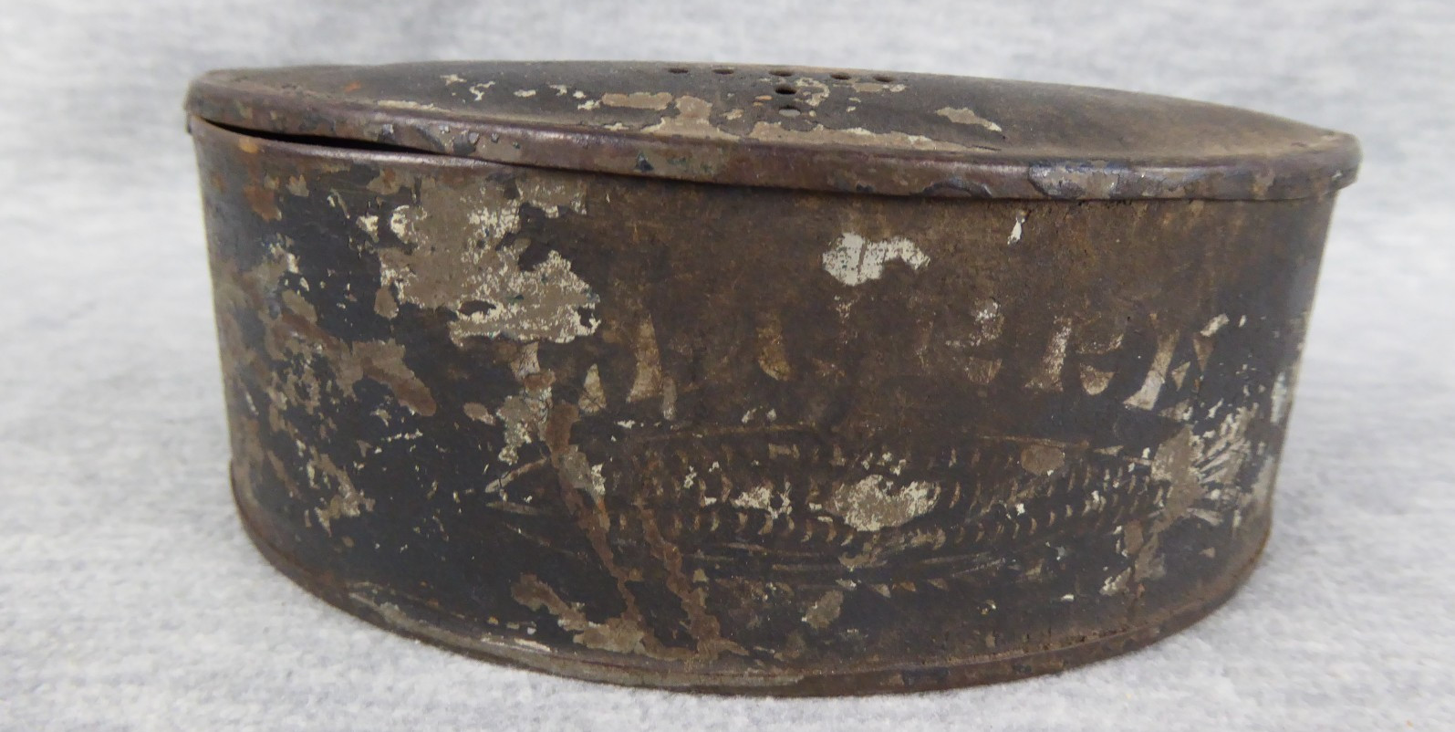 Vintage Leurre Crescent Metal Bait Box Belt Clip Tin Black Antique Trout Fishing
