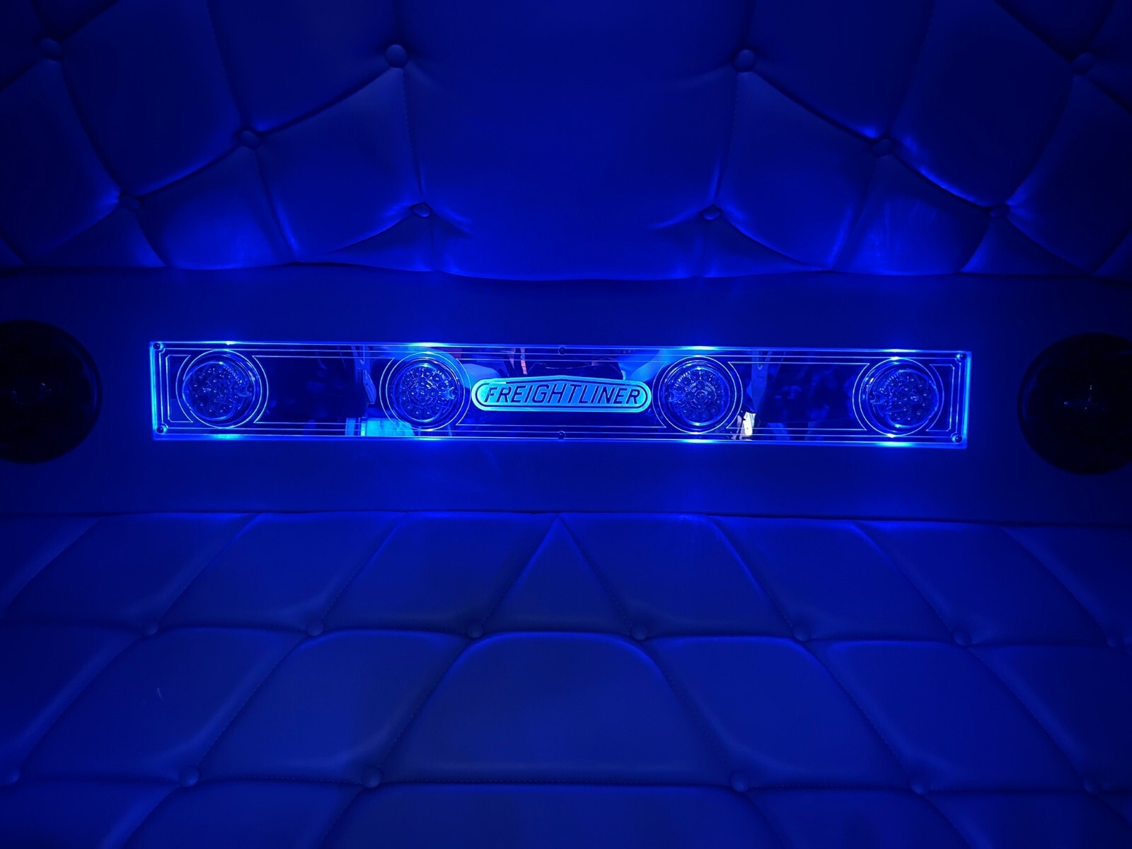 FREIGHTLINER SLEEPER LIGHT.  Without watermelon. Freightliner Classic / FLD 120