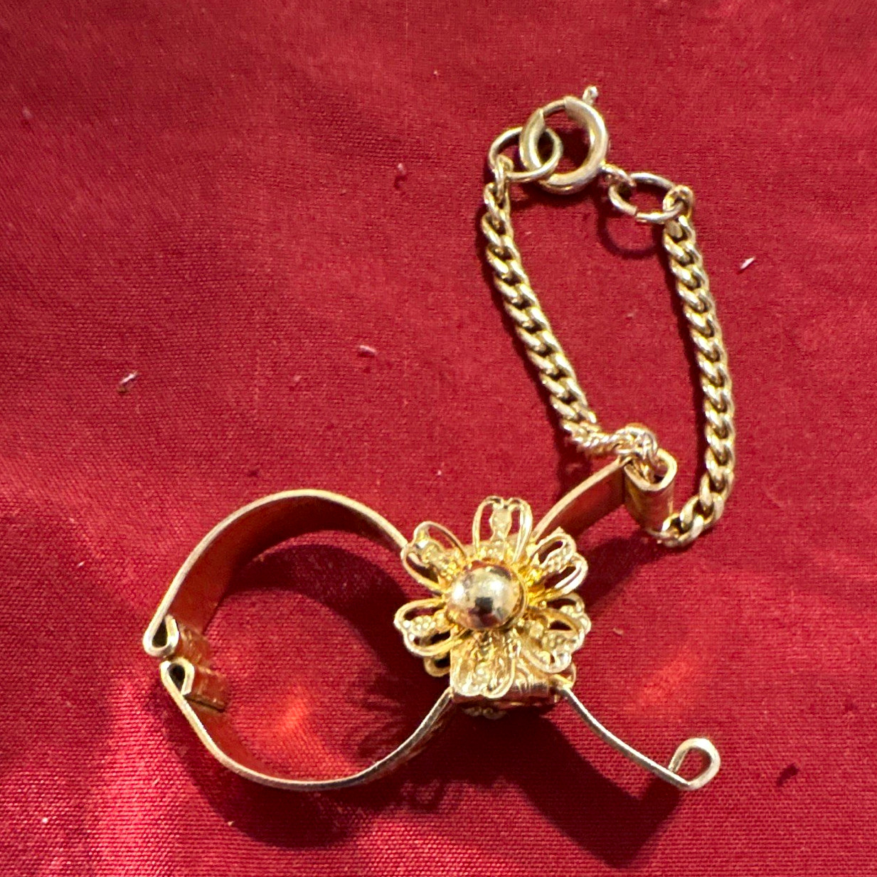 Vintage 1950s Gold Tone Floral Filigree Glove Clip Purse Chain Holder Keeper Vintage 1950s Gold Tone Floral Filigree Glove Clip Purse Chain Holder Keeper