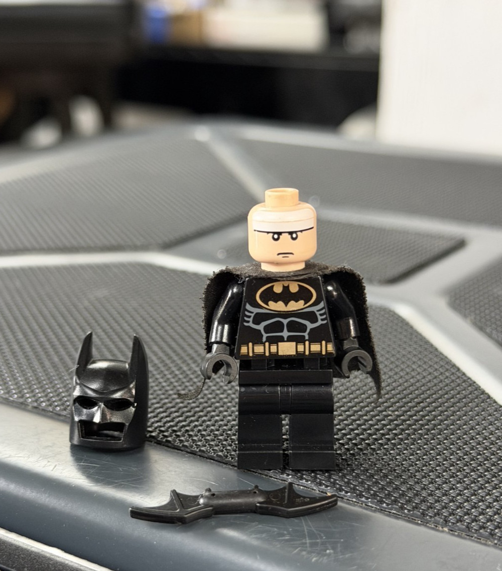Lego Batman - Black Suit, Black Mask bat002 2006 RARE Lego Minifigure w/ Bat
