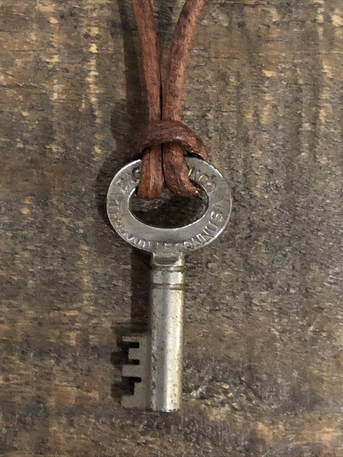 Abercrombie & Fitch Antique Distressed Leather Skeleton Old Vintage Key Necklace Abercrombie & Fitch Antique Distressed Leather Skeleton Old Vintage Key Necklace