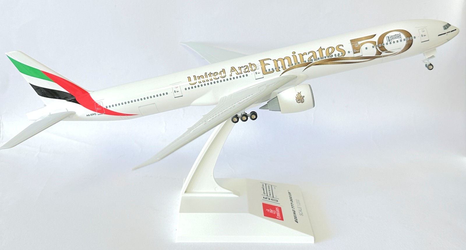 Boeing 777-300 Emirates UAE 50 Premium Skymarks Collectors Model 1:200