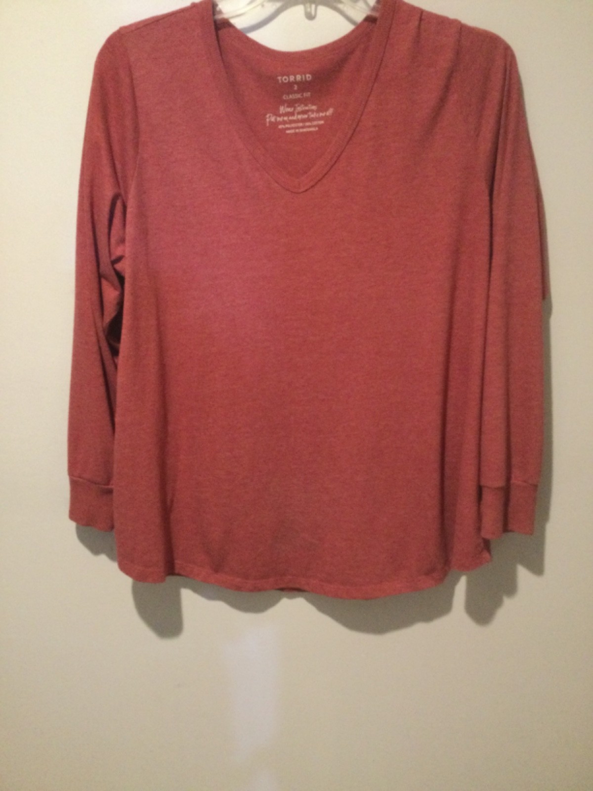 TORRID WOMENS CLASSIC FIT LONG SLEEVE V-NECK T-SHIRT    SIZE 2 (18-20)  HIBISCUS