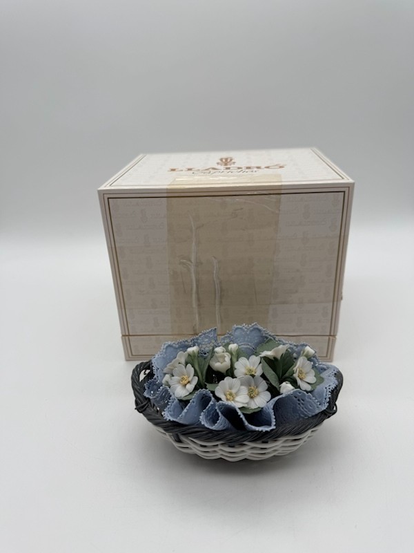 Lladro Porcelain Flower Basket Daisa White Flowers Blue Lace In Original Box Lladro Porcelain Flower Basket Daisa White Flowers Blue Lace In Original Box