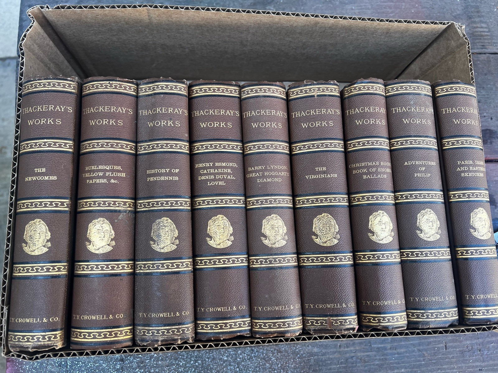 9 Volumes Thackeray’s Works - Near Mint  - 1913 ? - Beautiful