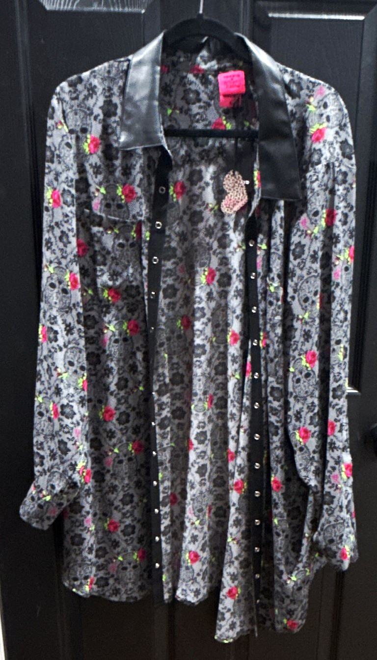 Torrid x Betsey Johnson Satin Skull Floral Button-Down Shirt 4X Gray Black Torrid x Betsey Johnson Satin Skull Floral Button-Down Shirt 4X Gray Black