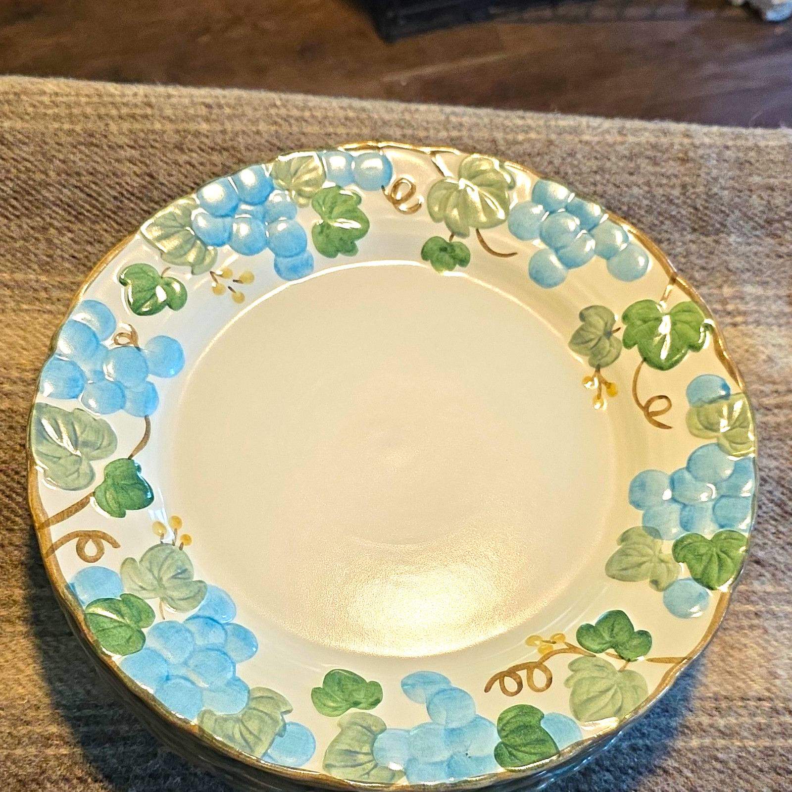 11  VTG Vernon Metlox Poppytrail Sculptured Grape Dinner Plates SEE DESCRIPTION 