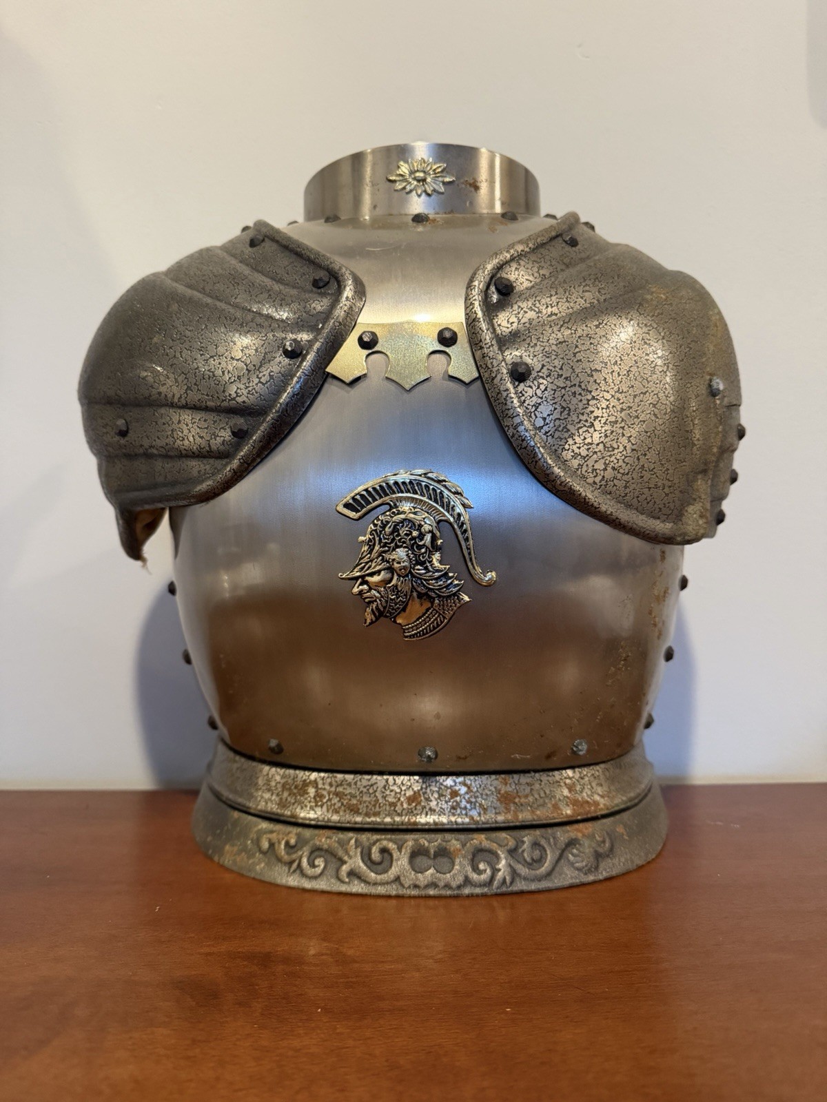 VTG Knight\'s Metal Armor Breastplate Liquor Swivel Table Top Bar Medieval VTG Knight\'s Metal Armor Breastplate Liquor Swivel Table Top Bar Medieval