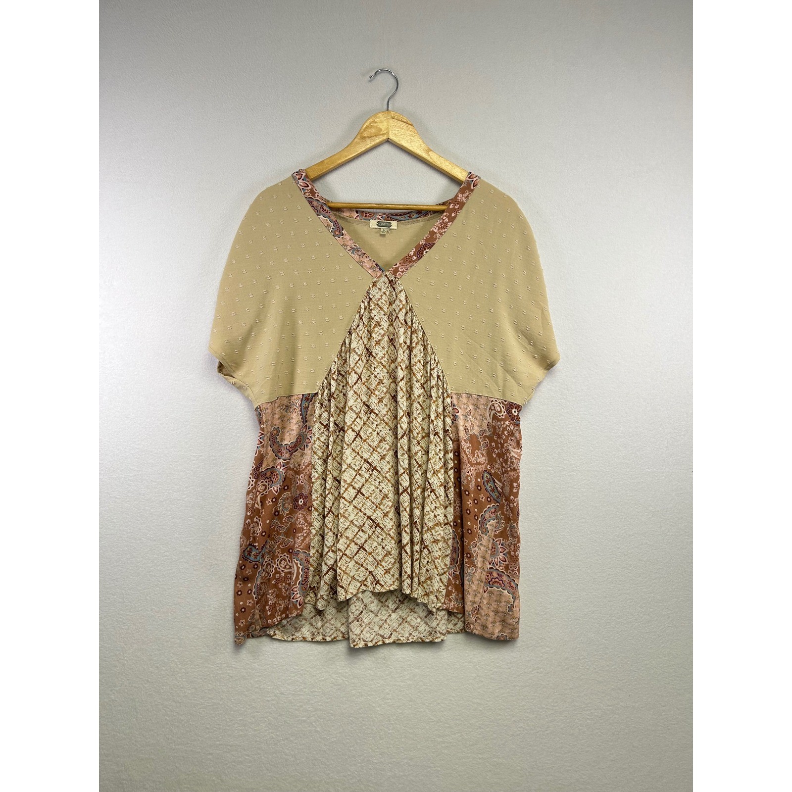 Gimmicks Women\'s Size L Beige Mixed Print V Neck Dolman Sleeve Top Boho