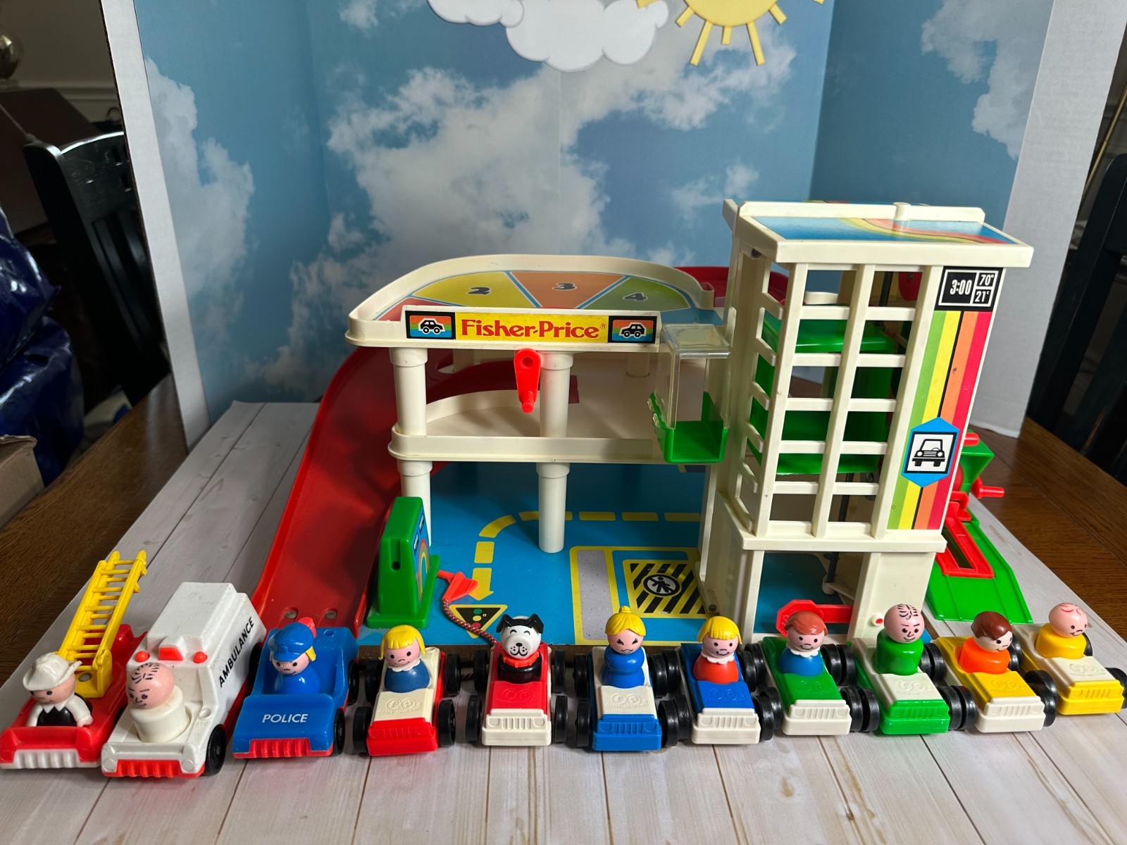 RARE. VTG FISHER PRICE LITTLE PEOPLE PARKING RED RAMP GARAGE #930. lots EXTRAS