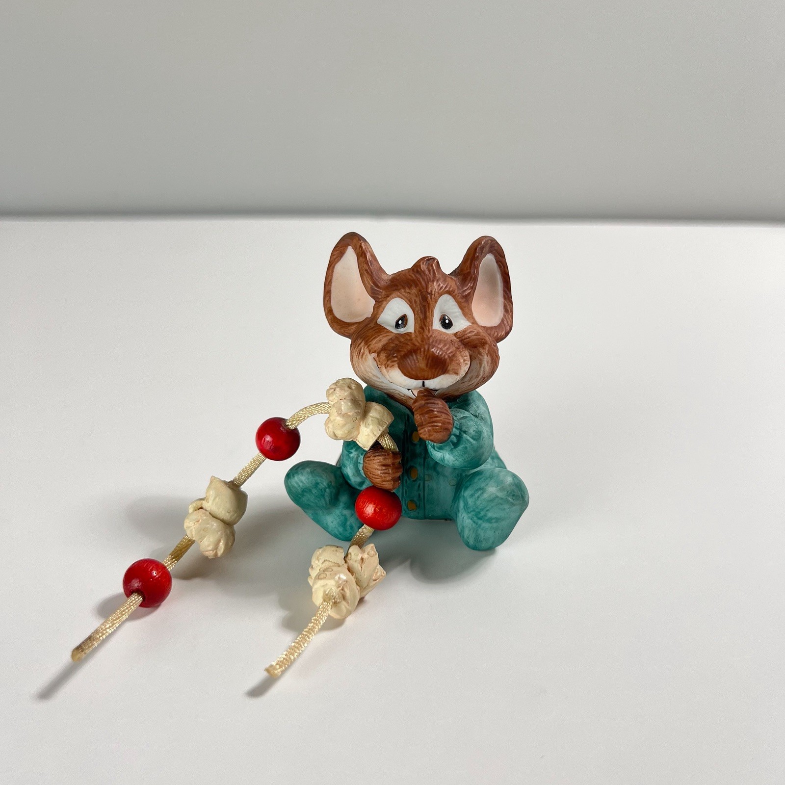 1990 Enesco AMY WULFING Mouse Stringing Popcorn - Vtg Ceramic Christmas Figurine 1990 Enesco AMY WULFING Mouse Stringing Popcorn - Vtg Ceramic Christmas Figurine