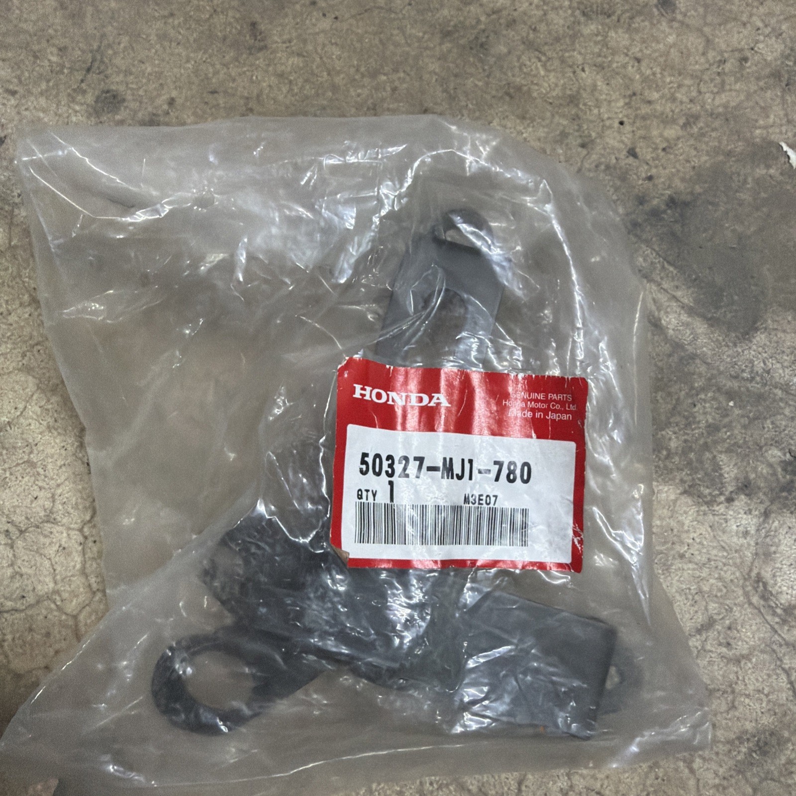 Nos 84-86 HONDA CB700SC NIGHTHAWK BATTERY BAND STRAP RETAINER SIDE COVER HOLDER