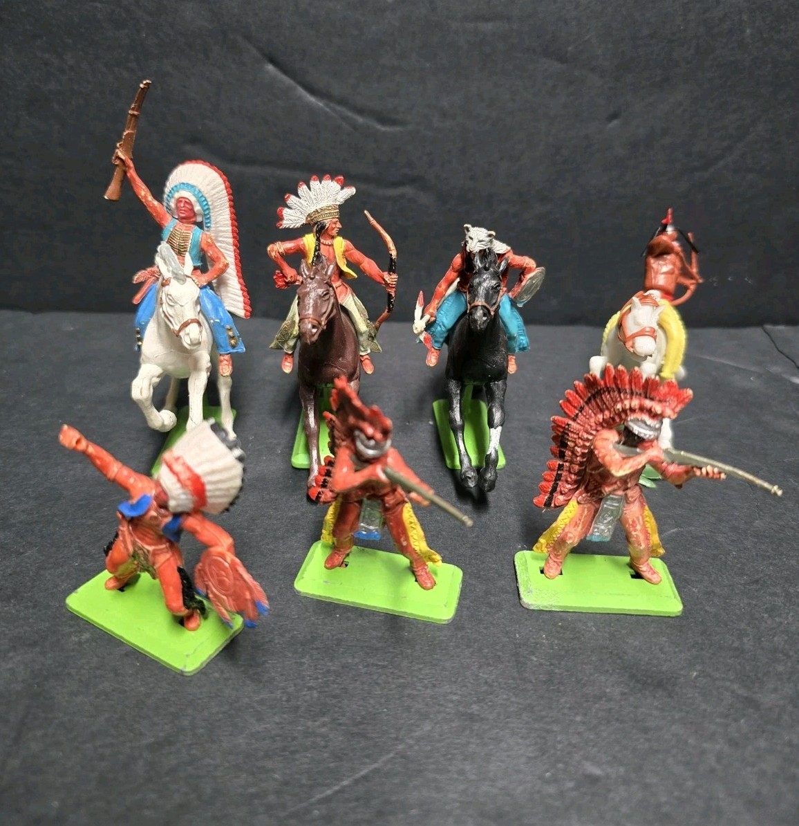 Lot Of (6) Britains Deetail Ltd. 1971 Native Indians 3 On Horse 3 Standing Vtg.