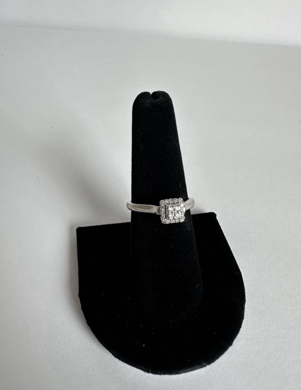 10K WHITE DIAMOND CUT (4) WITH(16) ROUND ESTATE RING Size 7 1/2 10K WHITE DIAMOND CUT (4) WITH(16) ROUND ESTATE RING Size 7 1/2