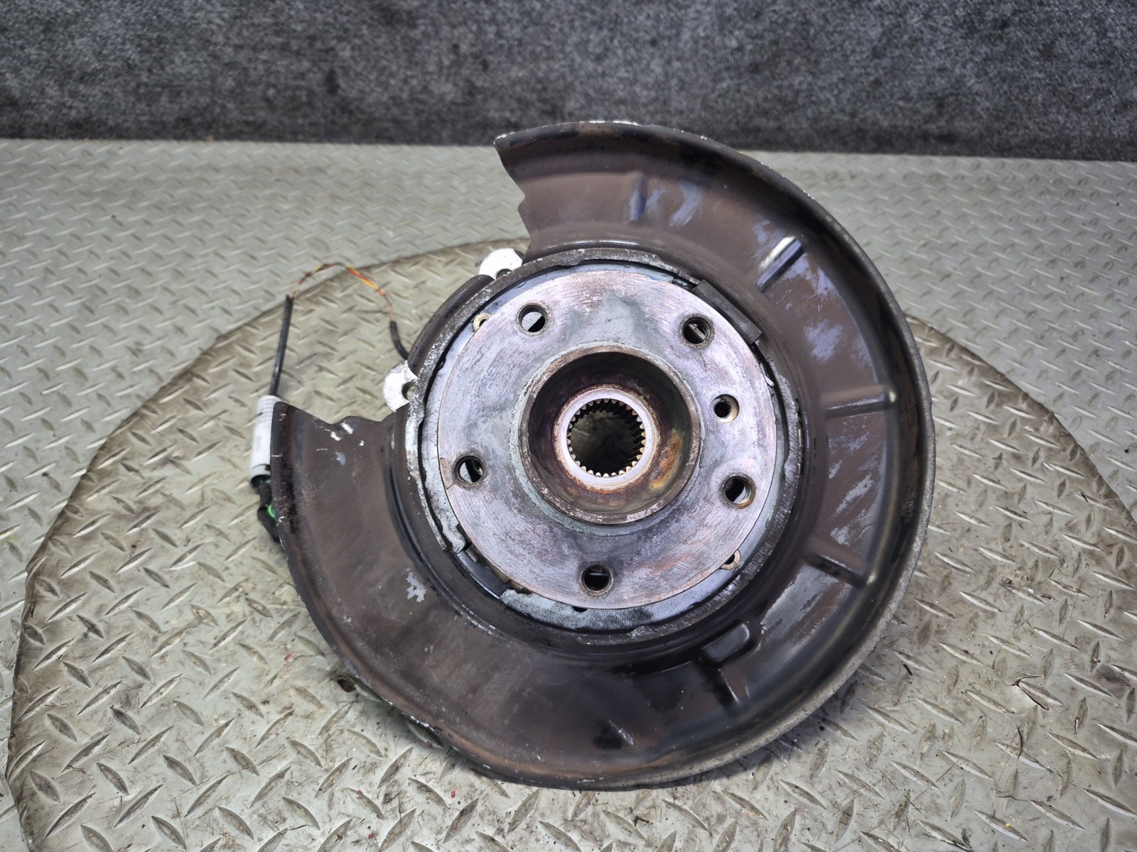97-01 BMW E39 540i RWD REAR RIGHT SPINDLE KNUCKLE WHEEL HUB BEARING OEM