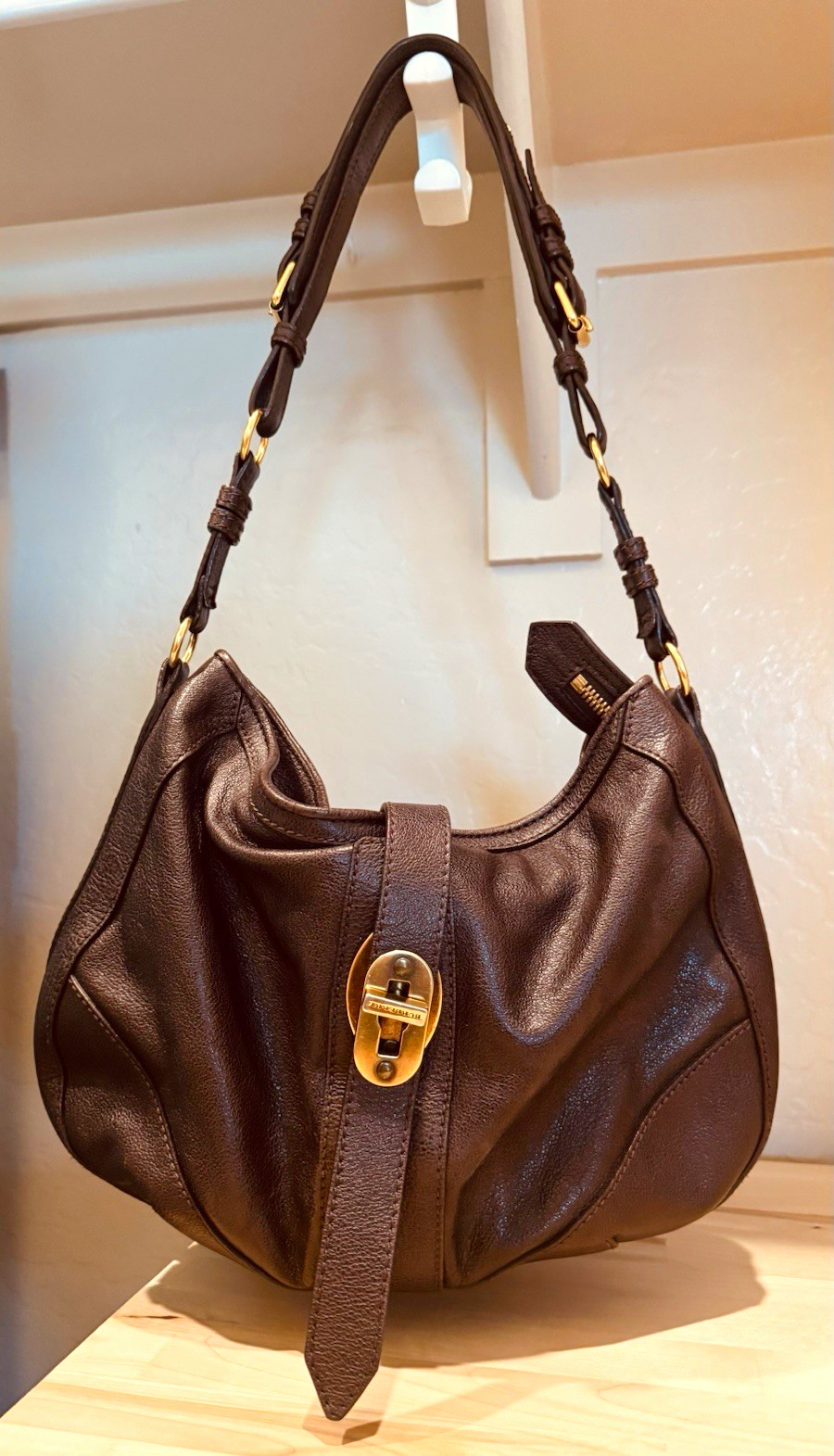Authentic Burberry Bartow Hobo Bag in a very good condition. Authentic Burberry Bartow Hobo Bag in a very good condition.