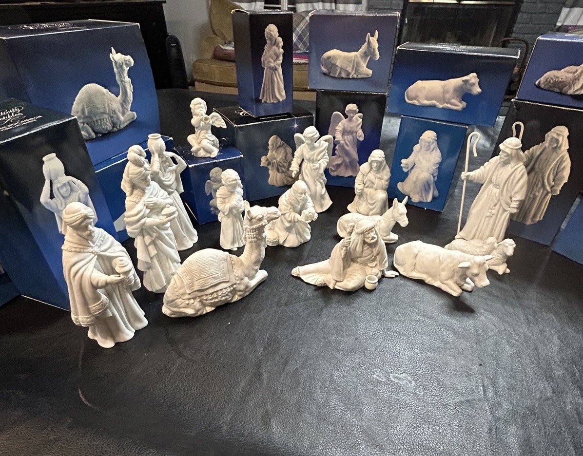 Vtg AVON NATIVITY COLLECTICABLES SET - 14 Piece Figurines And Boxes 1982-1990