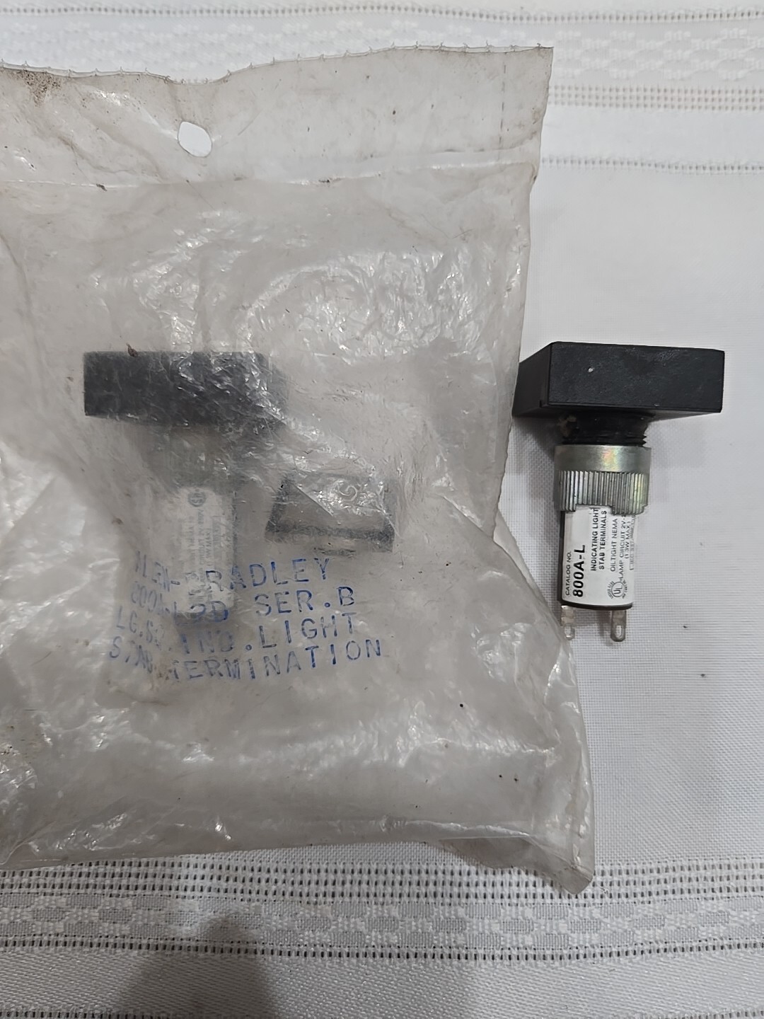 2-NEW A-B 800A-L2D Ser.A Indicating Light (Stab Terminal) 2-NEW A-B 800A-L2D Ser.A Indicating Light (Stab Terminal)