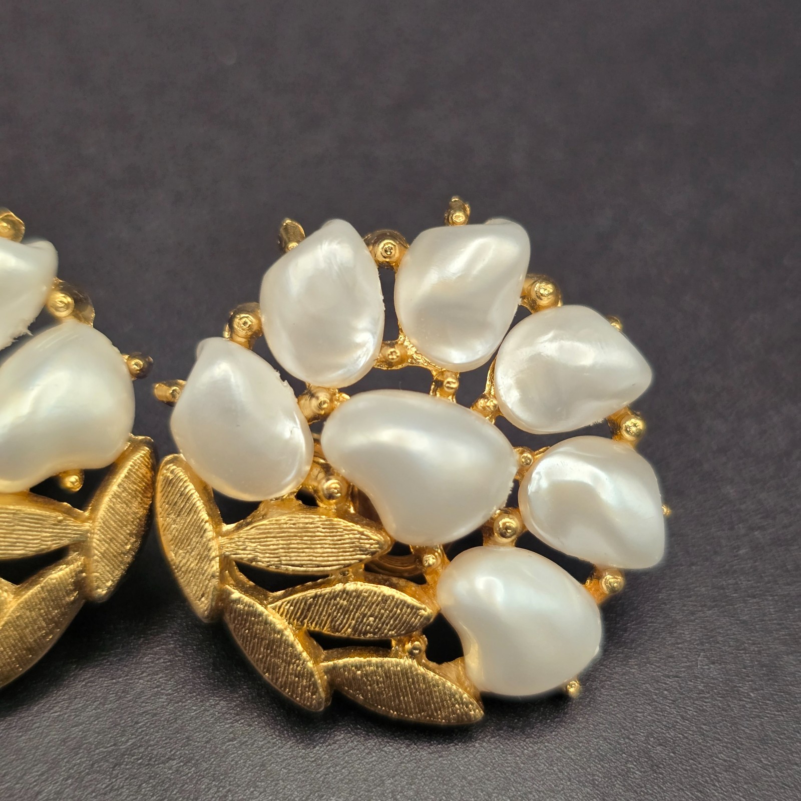 VTG Crown Trifari Sorrento Baby Tooth Pearl Clip On Earrings Signed Gold Leaf 