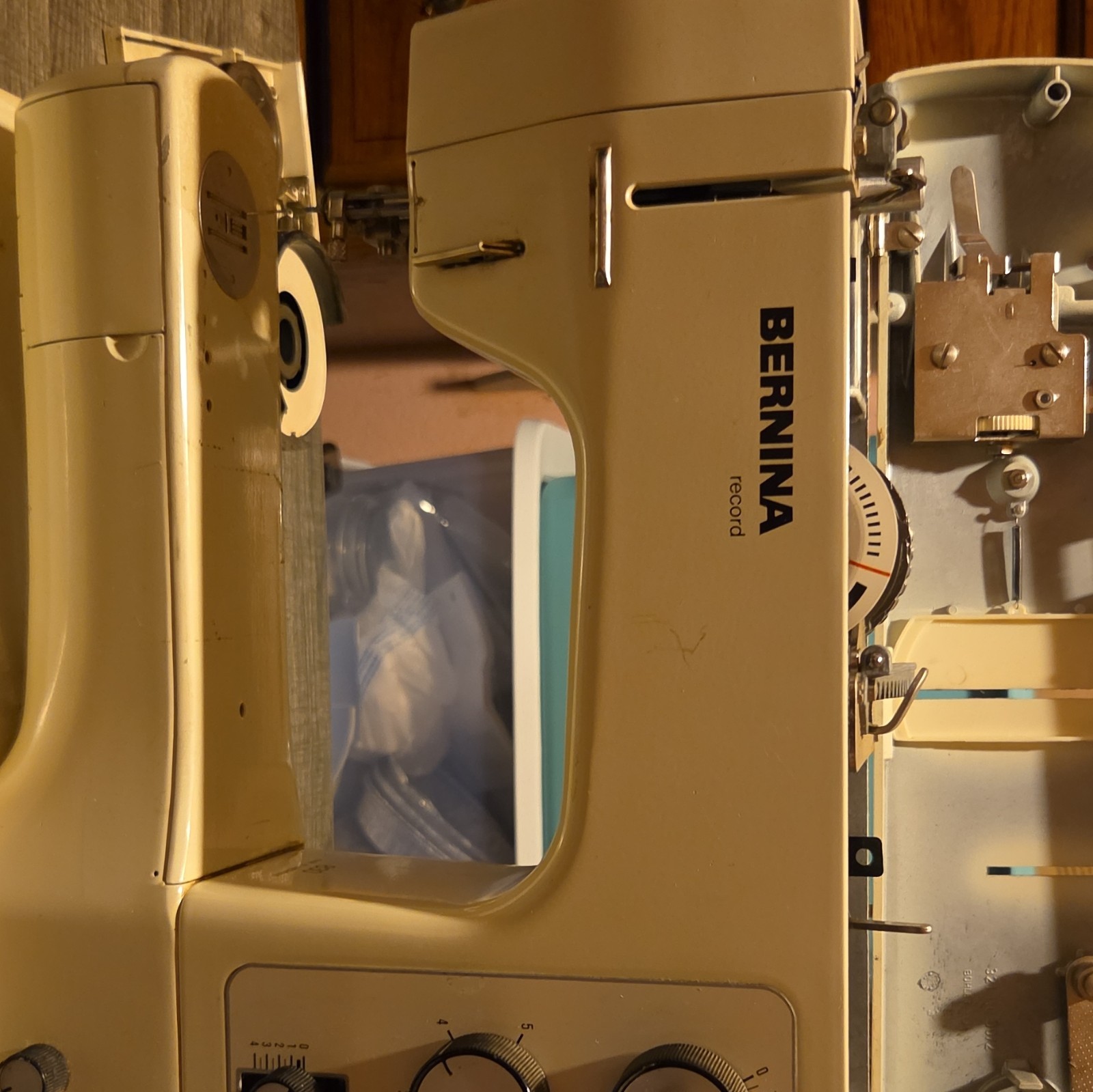 BERNINA Record 830 Sewing Machine Beige Swiss Made w/ Accessories