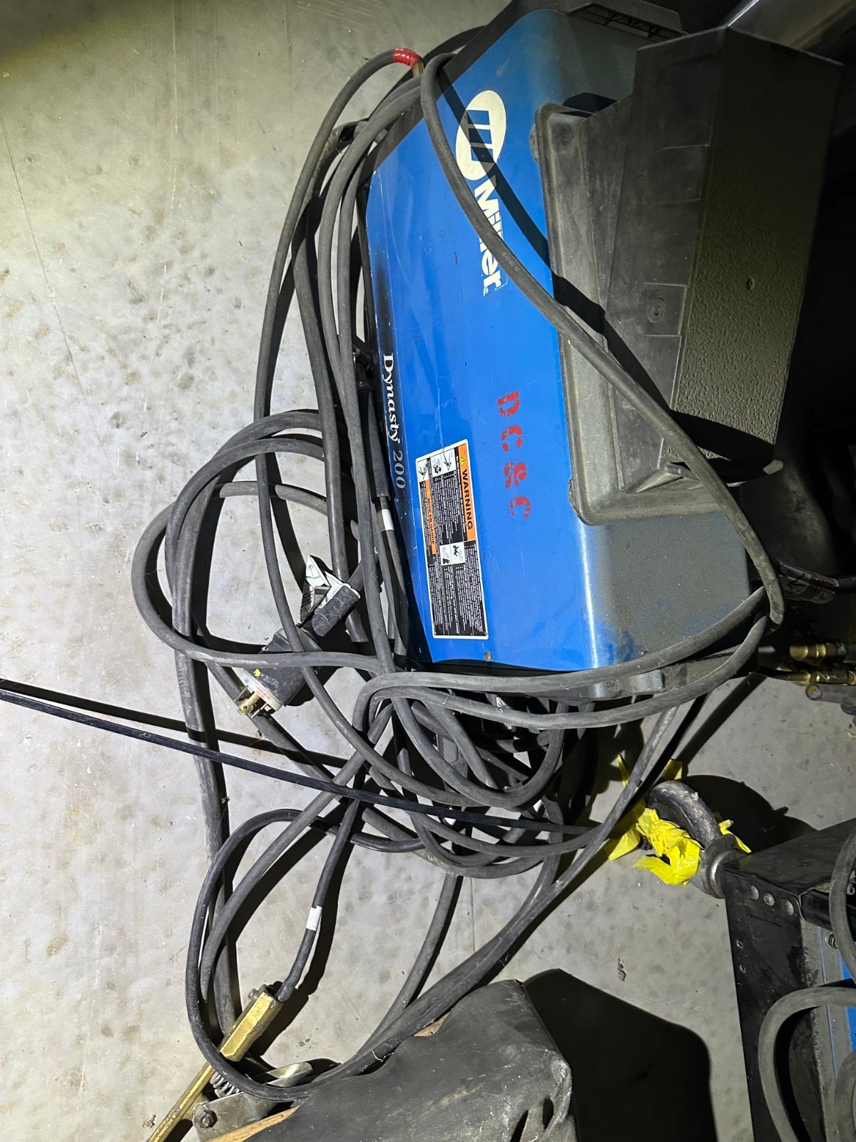 Miller Dynasty 200 DX Welder Welding Machine with wireless foot Miller Dynasty 200 DX Welder Welding Machine with wireless foot