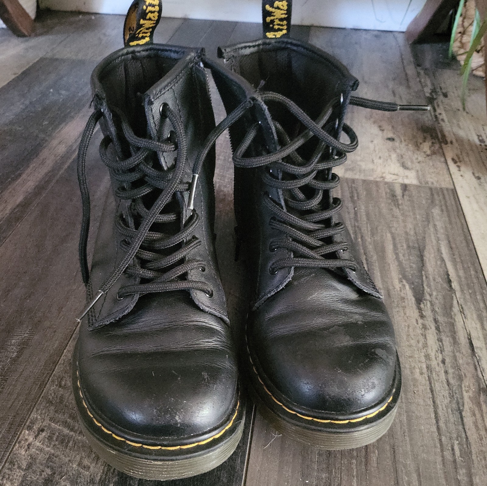 Dr. Martens 1460 Black Smooth Leather Lace Up Casual Y2K Boots Womens 4