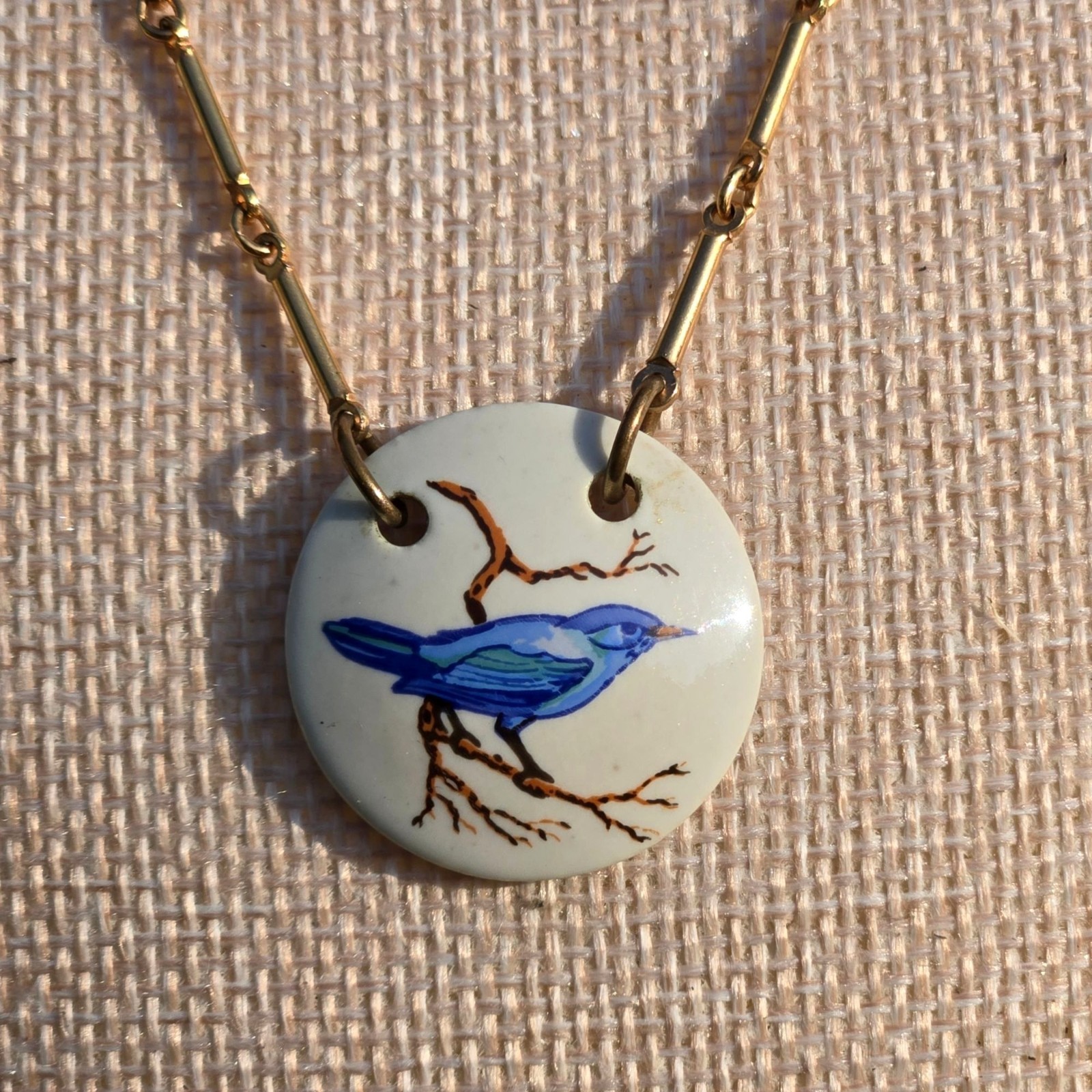 Vintage Sarah Coventry Porcelain Blue Bird Pendant Necklace Gold tone Chain 17\ Vintage Sarah Coventry Porcelain Blue Bird Pendant Necklace Gold tone Chain 17\