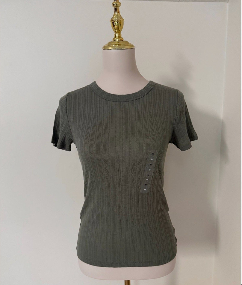 Gap NWT Ribbed Pointelle Crewneck T-Shirt Women’s M Olive Green Cotton Tee Gap NWT Ribbed Pointelle Crewneck T-Shirt Women’s M Olive Green Cotton Tee