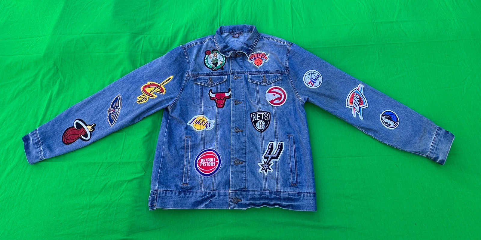 Vintage Ultra Game NBA Multi Team Men's Denim Jacket Size XL.
