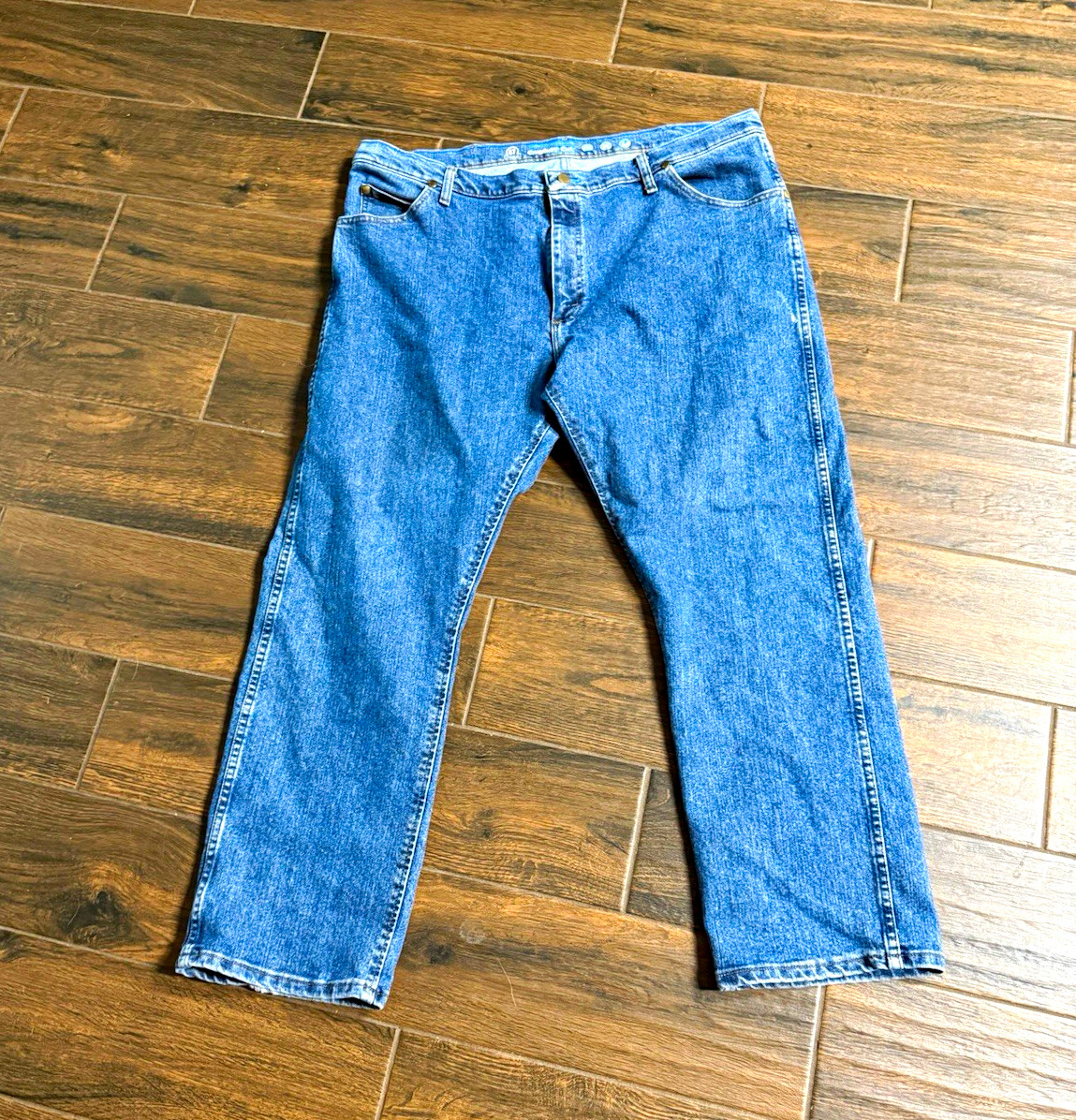 Wrangler Men\'s Blue Medium Wash Denim Jeans cowboy cut Fit 5-Pocket
