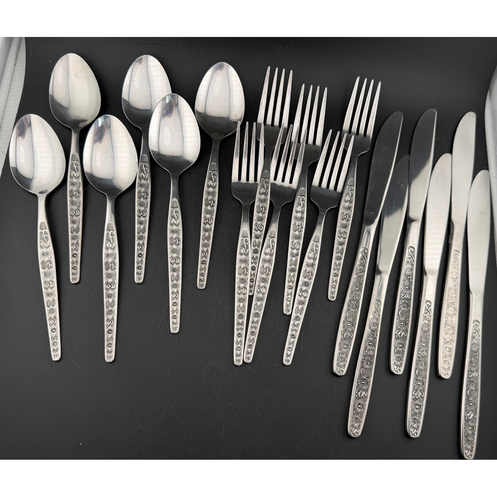Vintage Floral Daisy-Stainless Steel Flatware Set, Service for 6, 18 Pieces
