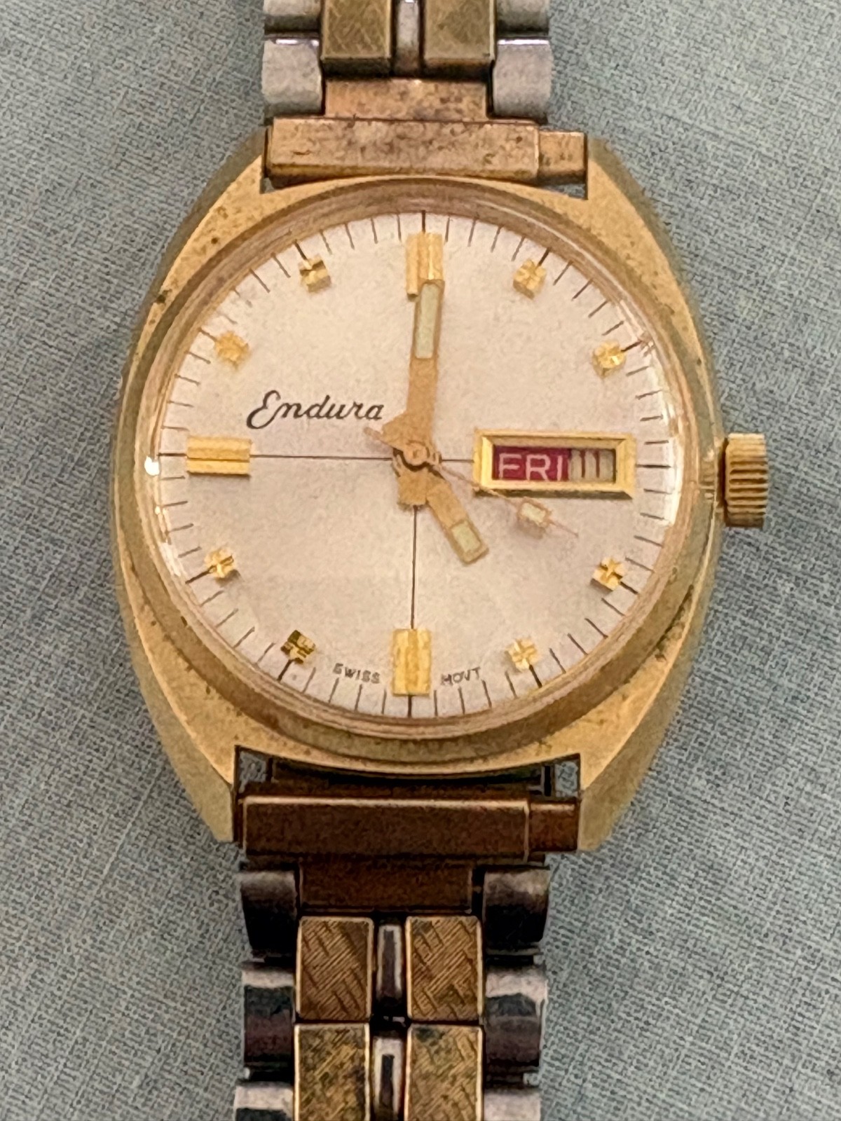 Vintage Endura Day/Date Hand-Wind Swiss Watch -- Watch Runs,Day /Date Work -READ