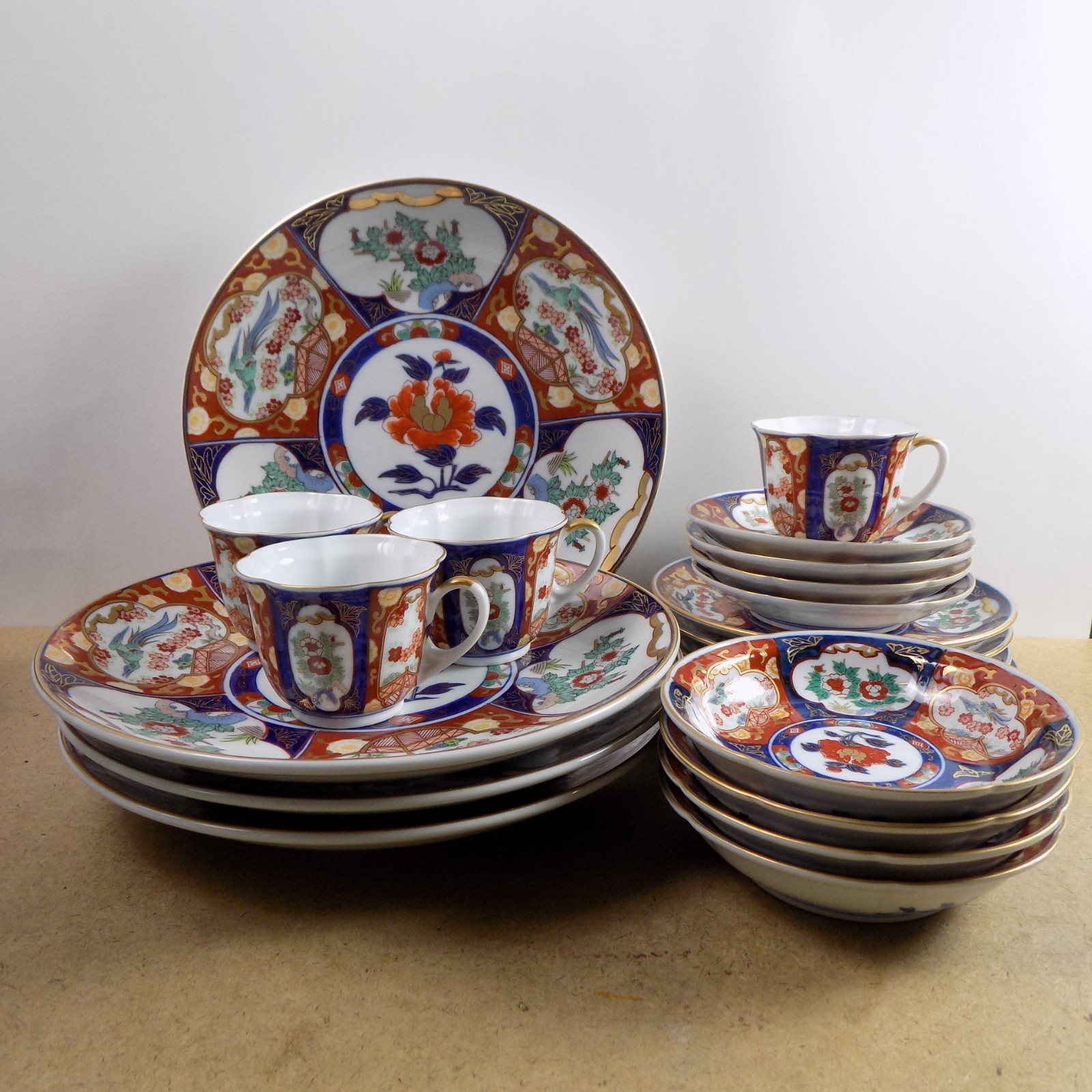 20 pc. Toyo Gold Imari Porcelain (4) 5 pc. Place Settings Vintage Japan VGC 20 pc. Toyo Gold Imari Porcelain (4) 5 pc. Place Settings Vintage Japan VGC