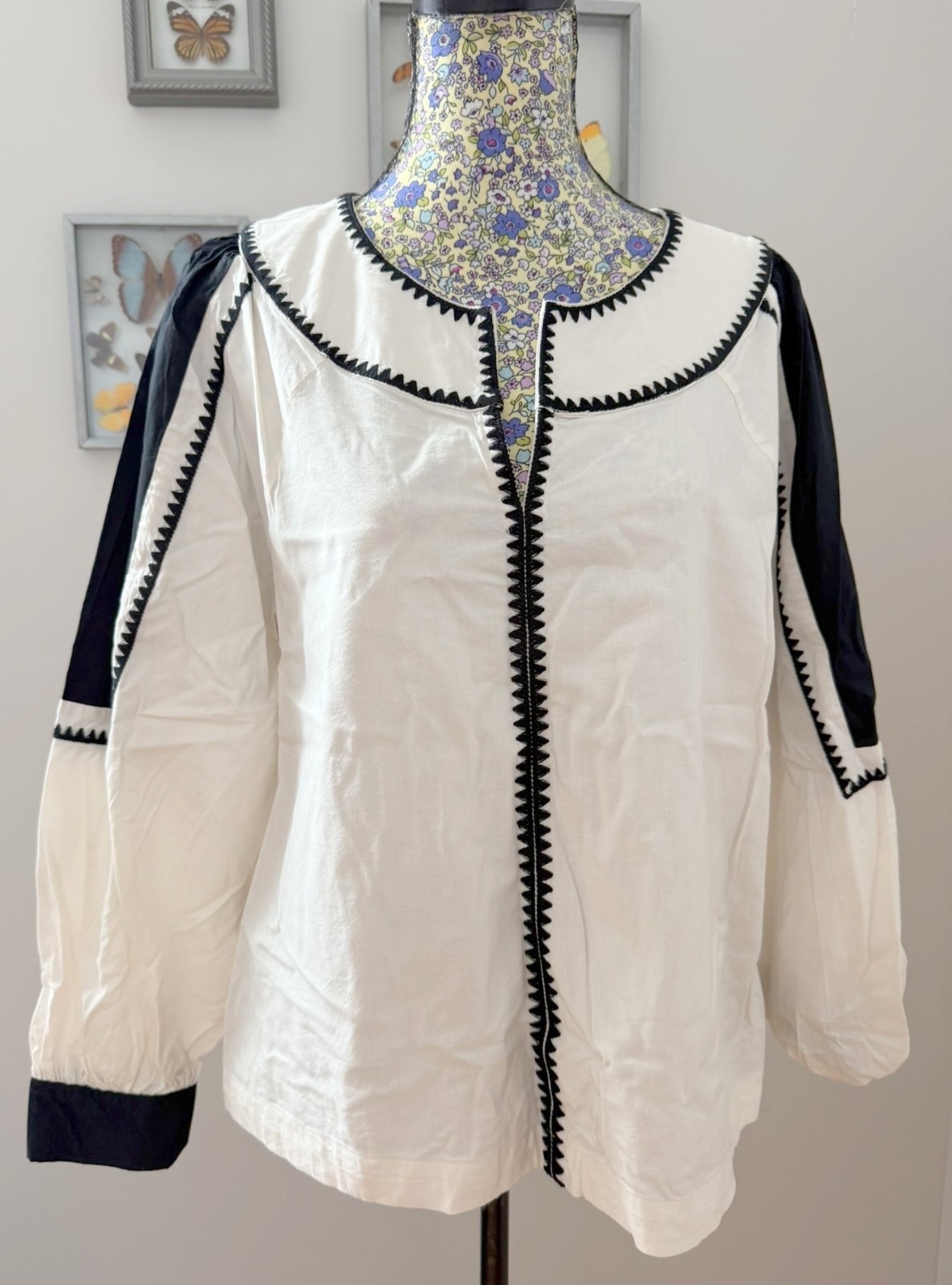 Ann Taylor Loft Women\'s L Black & White Colorblock Embroidered Split Neck Blouse