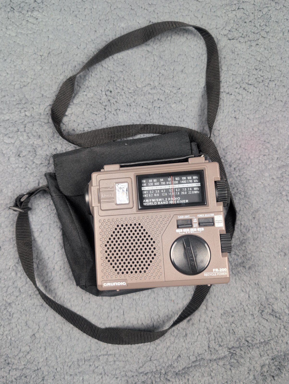 Grundig FR-200 Emergency Flashlight Radio AM/FM/SW1/SW2 with Battery Hand Crank