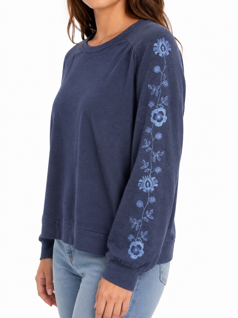 Weekends by Chicos Womens Sweatshirt Blue Floral Embroidered Sleeve Size 1 M