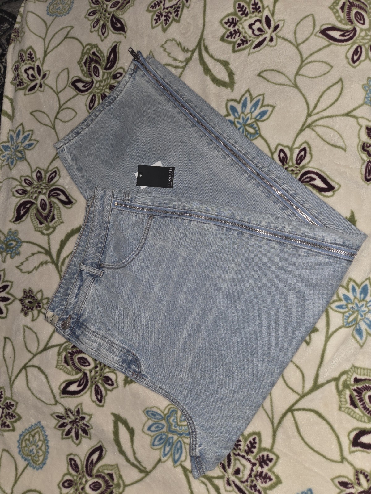 Eloquii Light Wash Blue Denim Straight Jeans Mid Rise Zipper Accents 22 NWT