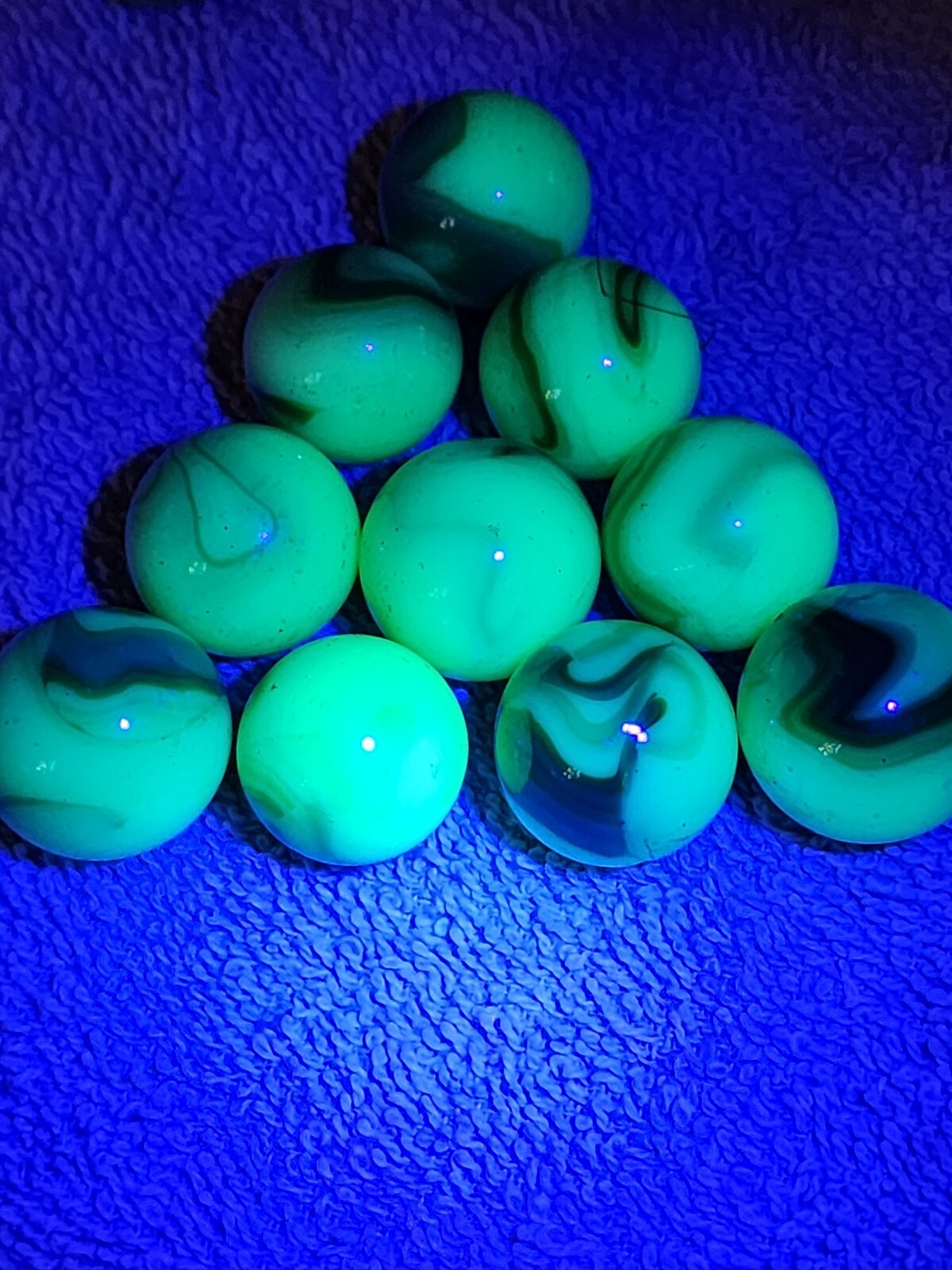 10  UV  REACTIVE JABO HARD TO FIND FENTON GLASS  3/4