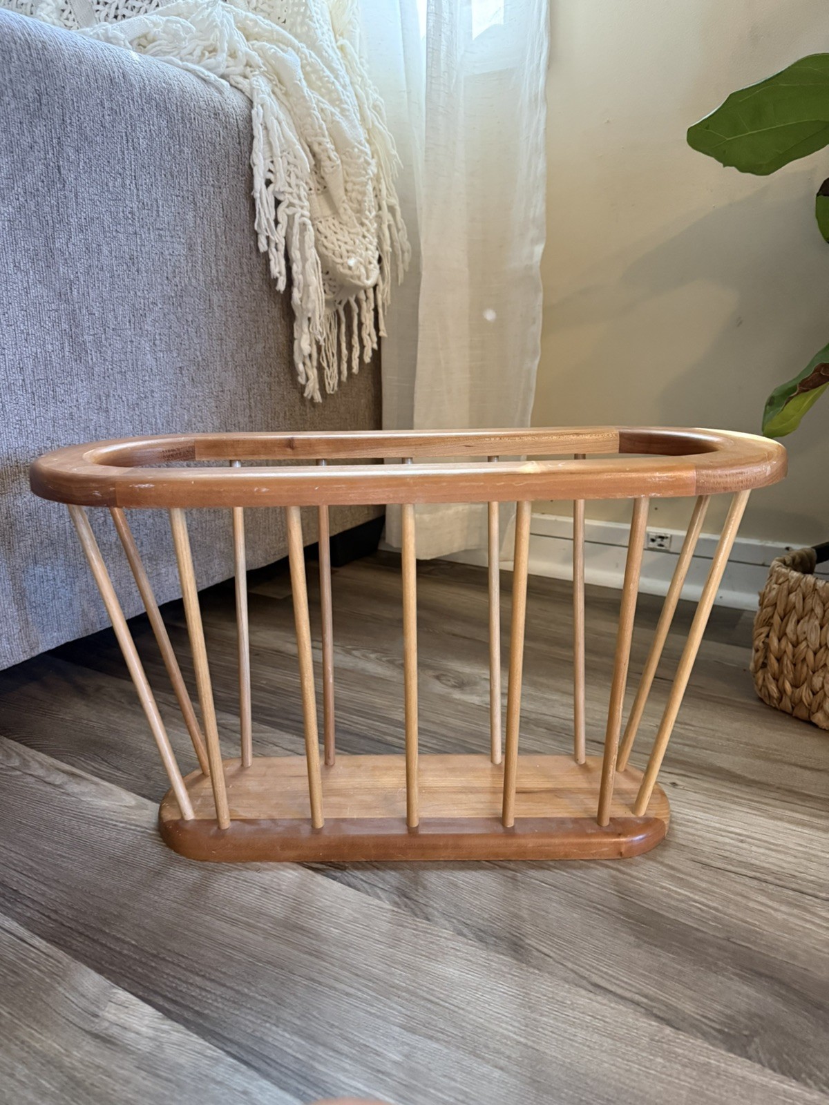 Vintage Mid Century Modern Wooden Spindle Magazine Rack Oval MCM Newspaper Vintage Mid Century Modern Wooden Spindle Magazine Rack Oval MCM Newspaper