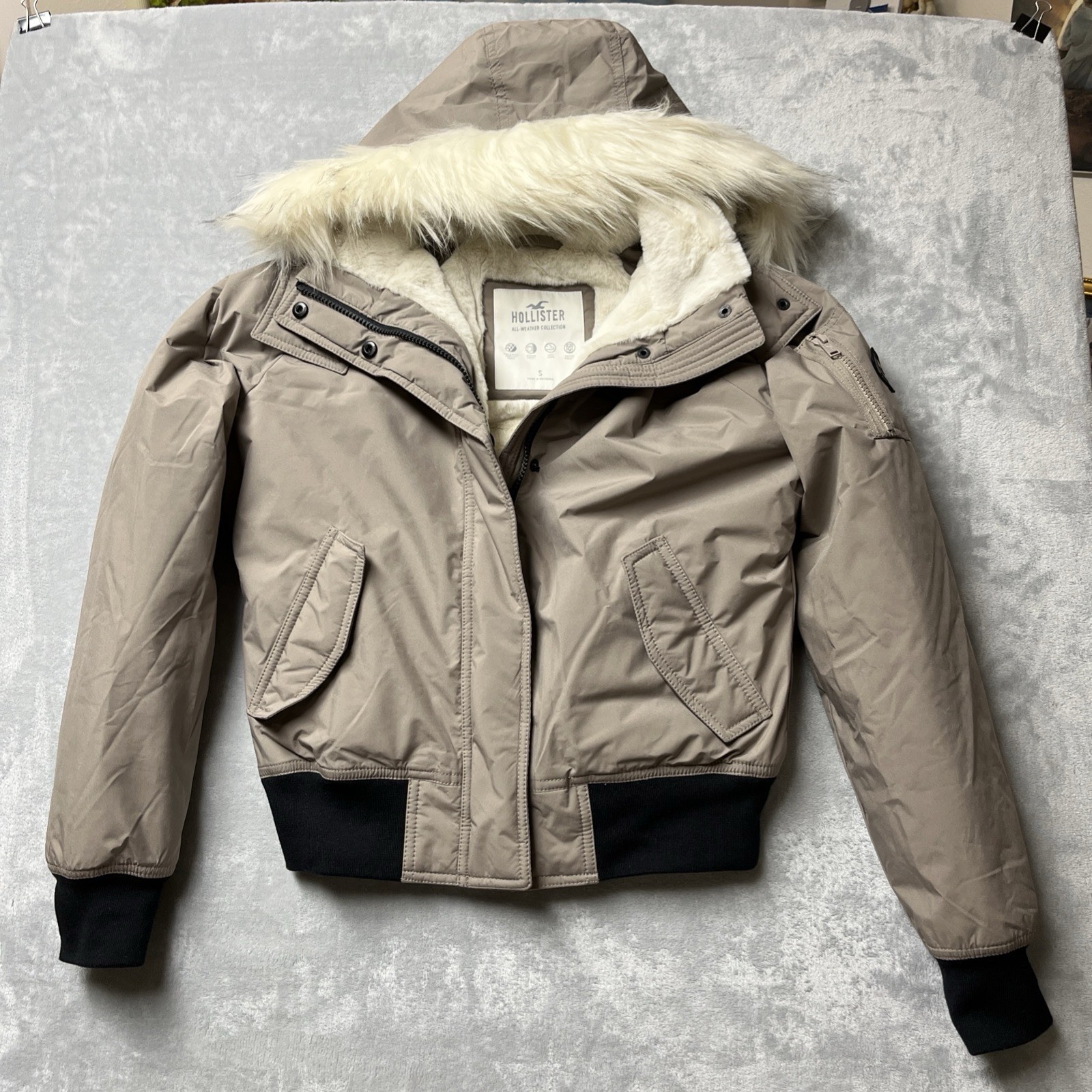 Hollister Co. All Weather Faux-Fur Hooded Bomber Jacket Women’s Sz Small Gray