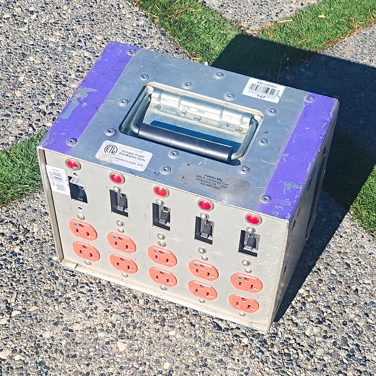 Datco Or Alike LUNCHBOX Power Distribution - 2 SCREWS MISSING READ DISCRIPTION