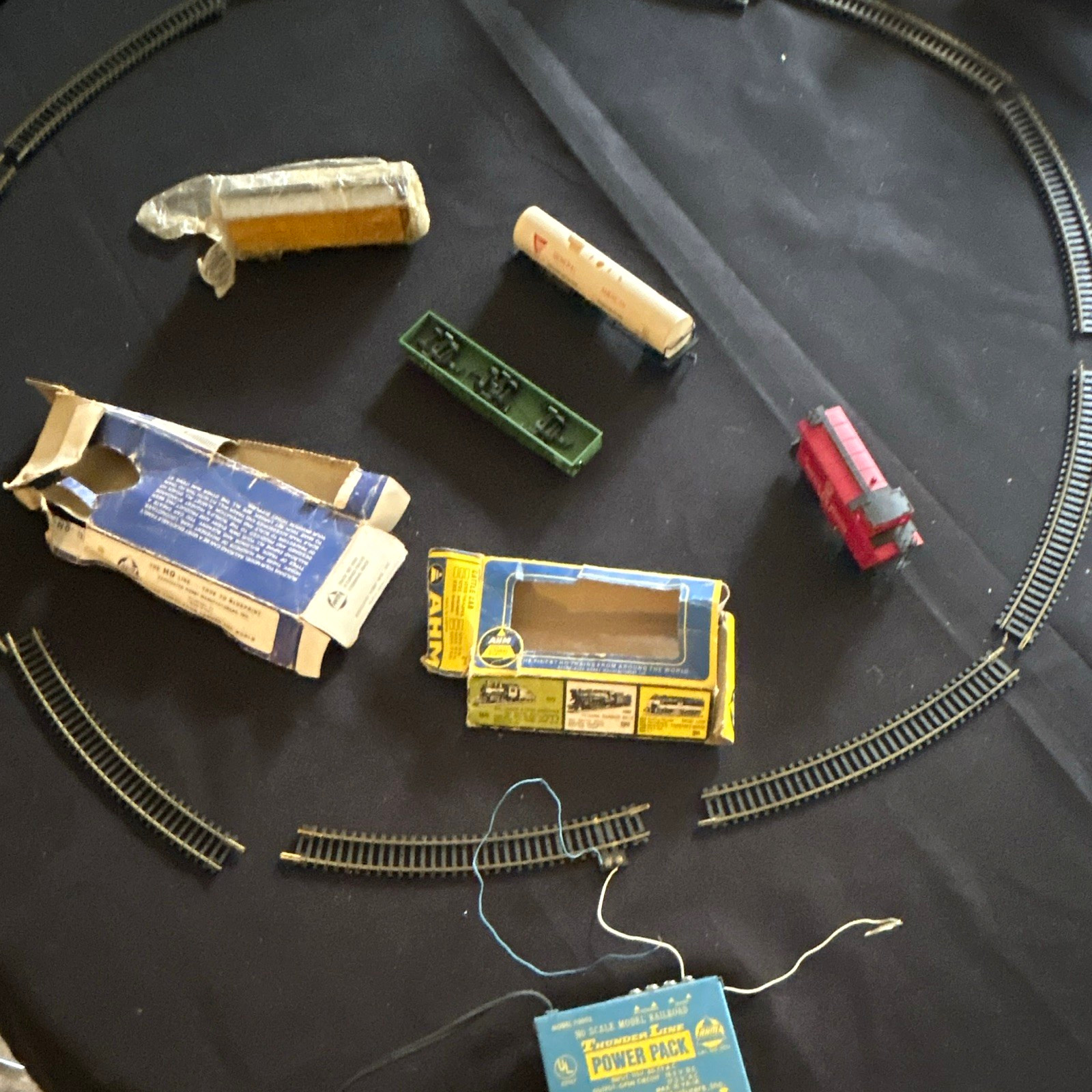 AHM HO 1:87 6pc Mixed Lot Track Power Pack N&W Caboose Tank Car Freight
