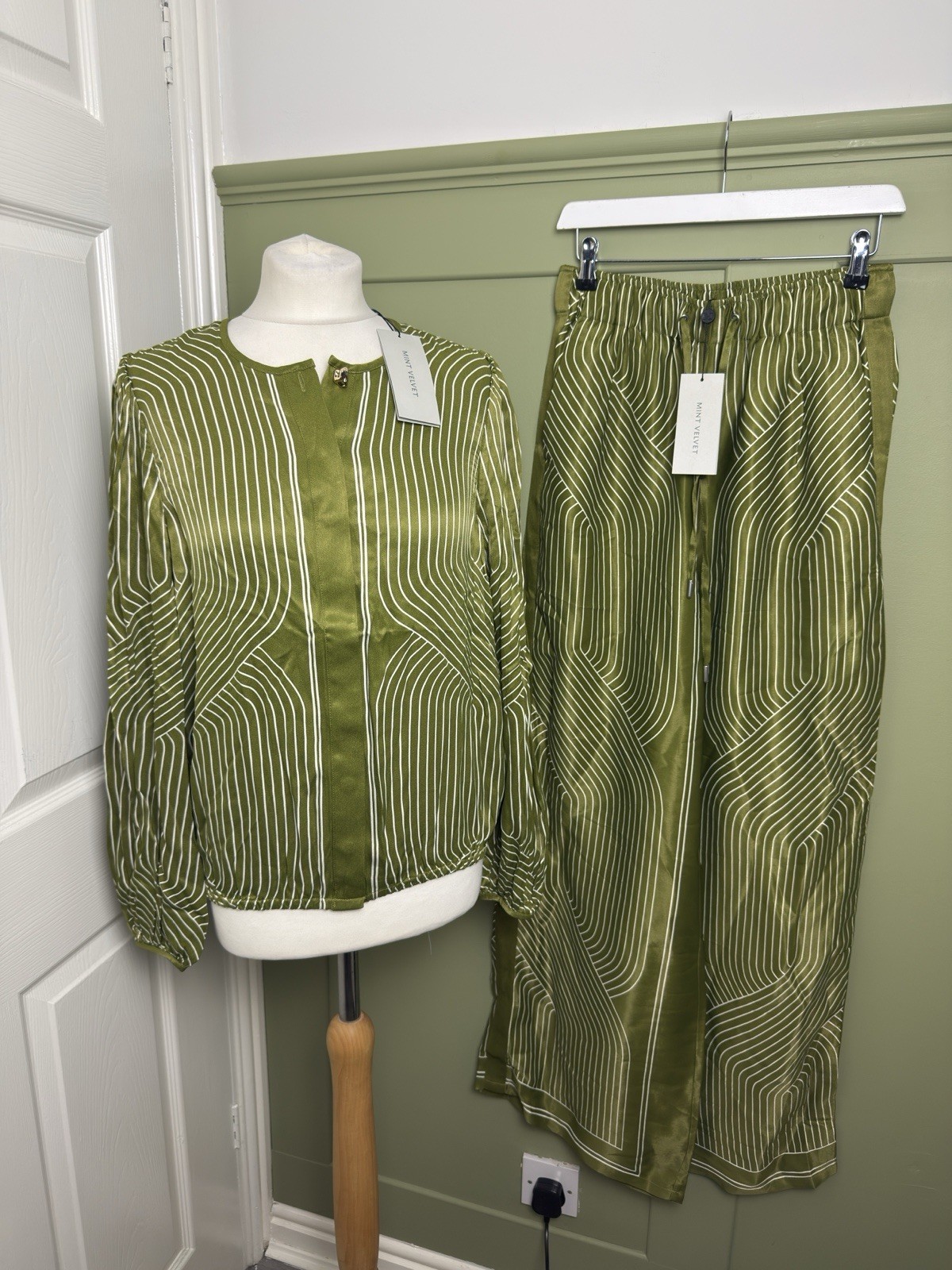 Mint Velvet Green Satin Stripe Print Co Ord Set Size M / M L BNWT Green Mint Velvet Green Satin Stripe Print Co Ord Set Size M / M L BNWT Green
