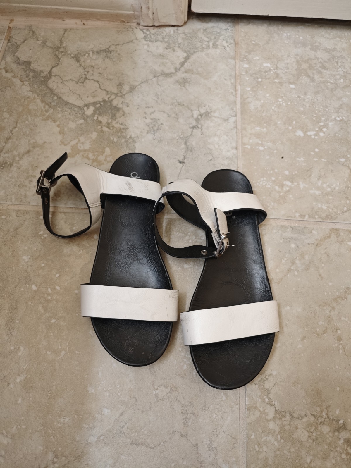 Black & White Minimalist Flat Sandals – Easy to Style