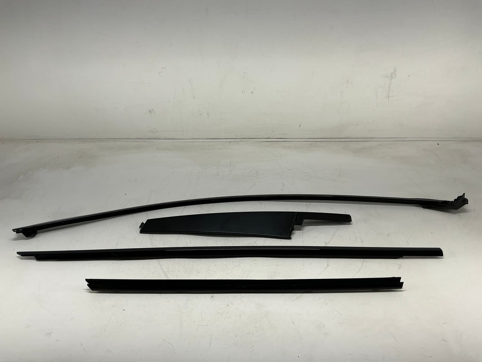 17-23 Jaguar X761 F-Pace Front Right Outer & Inner Door Window Molding OEM CM